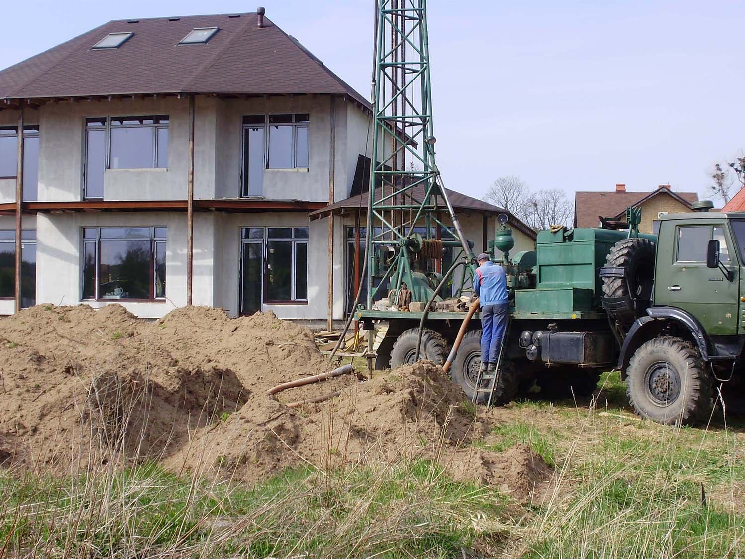 AKVA-M drilling rig at a water supply well site